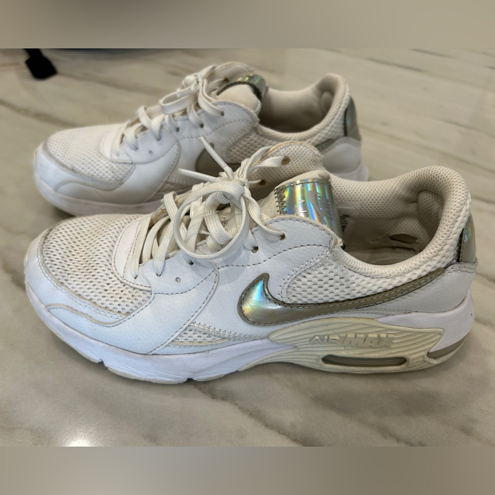 NIKE air maxes size 7. Old but kept clean!